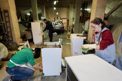 Jacob, Sofía y Javier, voluntarios que están limpiando electrodomésticos para llevarlos a Valencia y donarlos a gente
