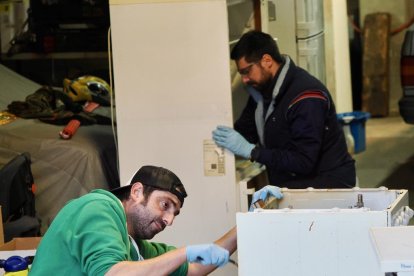 Jacob y Javier, voluntarios que están limpiando electrodomésticos para llevarlos a Valencia y donarlos a gente