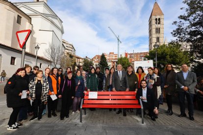 El alcalde de Valladolid, Jesús Julio Carnero, y el presidente de Cruz Roja, Juan José Zancada, inauguran el 'banco para compartir'
