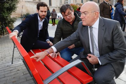 El alcalde de Valladolid, Jesús Julio Carnero, y el presidente de Cruz Roja, Juan José Zancada, inauguran el 'banco para compartir'