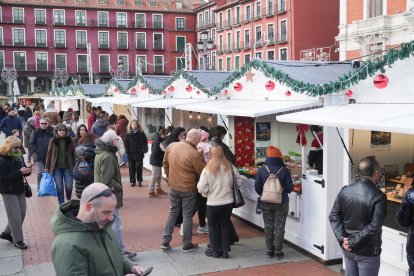 El Mercado Artesanal Navideño en la Plaza Mayor de Valladolid.