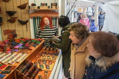 El Mercado Artesanal Navideño en la Plaza Mayor de Valladolid.