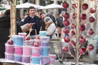 El Mercado Artesanal Navideño en la Plaza Mayor de Valladolid.
