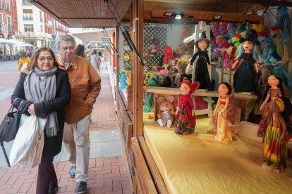 El Mercado Artesanal Navideño en la Plaza Mayor de Valladolid.