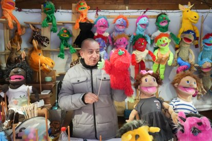 El Mercado Artesanal Navideño en la Plaza Mayor de Valladolid.