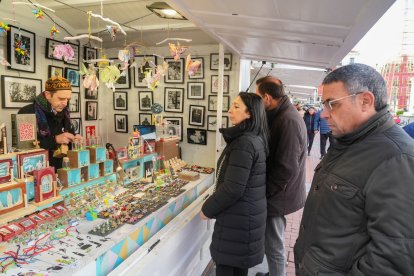 El Mercado Artesanal Navideño en la Plaza Mayor de Valladolid.