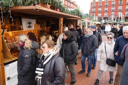 El Mercado Artesanal Navideño en la Plaza Mayor de Valladolid.