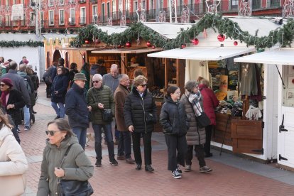 El Mercado Artesanal Navideño en la Plaza Mayor de Valladolid.
