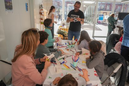 El Mercado Artesanal Navideño en la Plaza Mayor de Valladolid