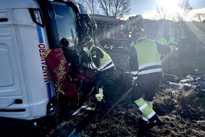 Imagen del accidente múltiple producido entre un tráiler y dos turismos
