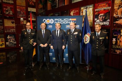 El delegado del Gobierno en Castilla y León, Nicanor Sen; el director adjunto operativo, José Ángel González y el jefe superior de Policía de Castilla y León, Juan Carlos Hernández, asisten al Concierto solidario de Navidad de la Policía Nacional a favor de los afectados por la DANA