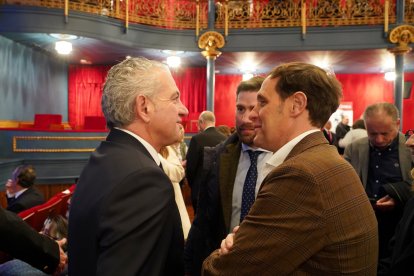 El delegado del Gobierno en Castilla y León, Nicolás Sen, junto al presidente de la Diputación de Valladolid Conrado Íscar en el concierto solidario de Navidad de la Policía Nacional a favor de los afectados por la DANA