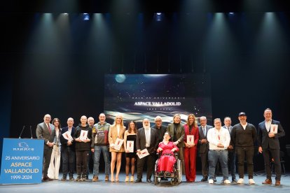 Foto de familia de galardonados y autoridades en la Gala 25 aniversario de Aspace Valladolid.