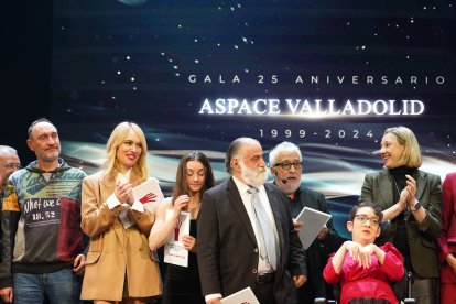 Galardonados y autoridades en la Gala 25 aniversario de Aspace Valladolid.
