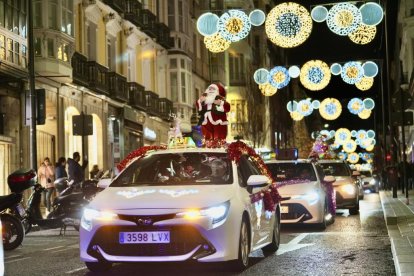 Los taxistas trasladan a los mayores por las calles de Valladolid para que vean la iluminación navideña