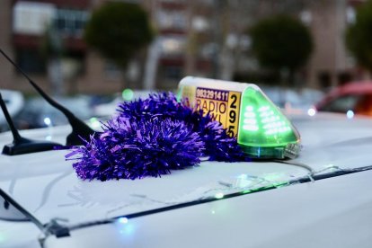 Los taxistas trasladan a los mayores por las calles de Valladolid para que vean la iluminación navideña