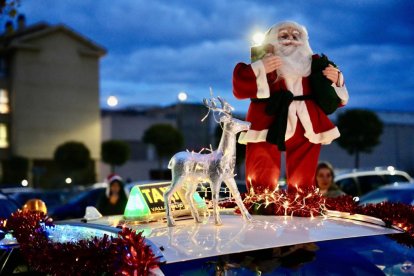 Los taxistas trasladan a los mayores por las calles de Valladolid para que vean la iluminación navideña
