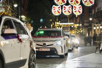 Los taxistas trasladan a los mayores por las calles de Valladolid para que vean la iluminación navideña