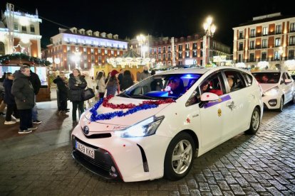 Los taxistas trasladan a los mayores por las calles de Valladolid para que vean la iluminación navideña