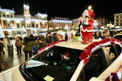 Los taxistas trasladan a los mayores por las calles de Valladolid para que vean la iluminación navideña