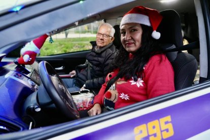 Los taxistas trasladan a los mayores por las calles de Valladolid para que vean la iluminación navideña