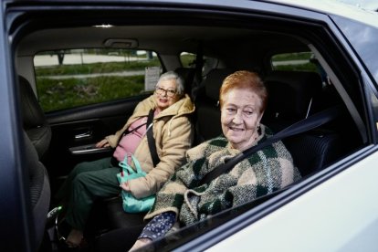 Los taxistas trasladan a los mayores por las calles de Valladolid para que vean la iluminación navideña