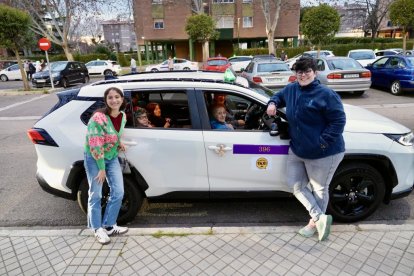 Los taxistas trasladan a los mayores por las calles de Valladolid para que vean la iluminación navideña