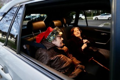 Los taxistas trasladan a los mayores por las calles de Valladolid para que vean la iluminación navideña