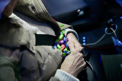 Los taxistas trasladan a los mayores por las calles de Valladolid para que vean la iluminación navideña