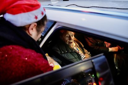 Los taxistas trasladan a los mayores por las calles de Valladolid para que vean la iluminación navideña
