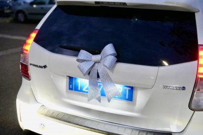 Los taxistas trasladan a los mayores por las calles de Valladolid para que vean la iluminación navideña