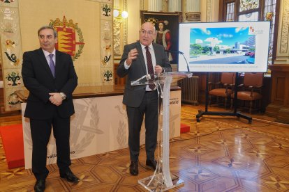 El consejero de Movilidad y Transformación Digital, José Luis Sanz Merino, y el alcalde de Valladolid, Jesús Julio Carnero, presentan las obras de la estación de autobuses de Valladolid