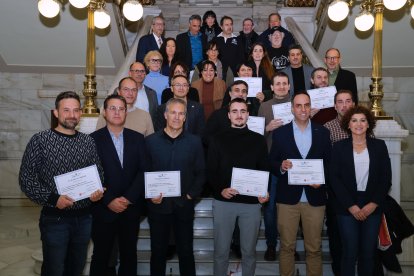 Foto de familia de premiados y jurados de los Concursos de Fotografía, Relatos y Microrrelatos