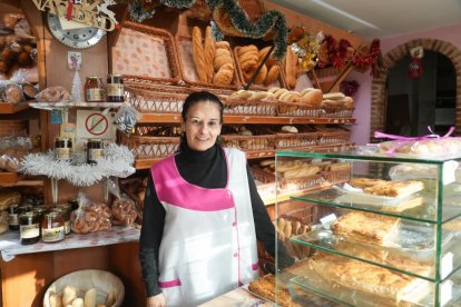 Calle Mateo Seoane Sobral. Noemí Gallego, trabajadora de la panadería Tahona La Rosca, en el cruce con Amadeo Arias.