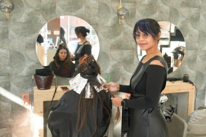 Calle Mateo Seoane Sobral. Yésica Álvarez, dueña de la peluquería Hair & Beauty, en el número 28.