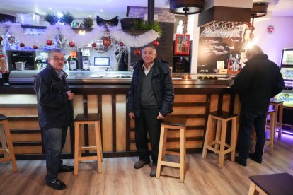 Calle Mateo Seoane Sobral. Dos clientes en el bar Donde El Conde.