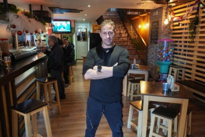 Calle Mateo Seoane Sobral. Ricardo Conde, dueño del bar Donde El Conde. en el número 22.