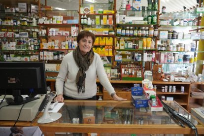 Calle Mateo Seoane Sobral. Pilar Alejos, dueña del Herbolario El Trigal, en el número 2.