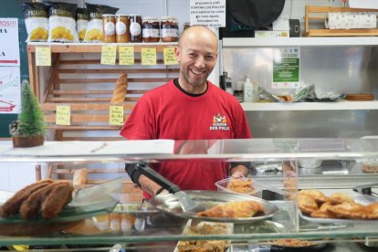 Calle Mateo Seoane Sobral. Saúl Sebastián, dueño del asador de pollos Asador Don Pollo, en el número 11.