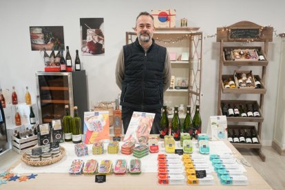 Calle Mateo Seoane Sobral. Sebastien Bisson, dueño de la tienda de productos Franceses Au P´tit Coin.