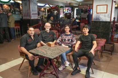 Calle Mateo Seoane Sobral. Esteban Díez, Pascual Pérez, Sandra Hernández y José Hernández, equipo del de la cafetería Thais.