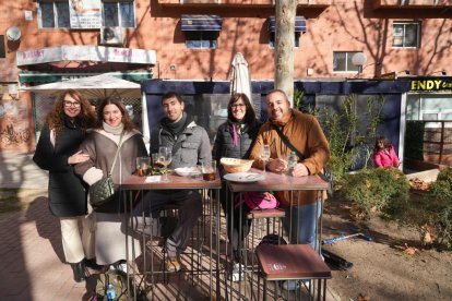 Calle Mateo Seoane Sobral. Un alegre grupo de jóvenes disfruta del vermú en la terraza del Buenas y Santas.