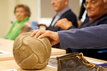 Taller de personas mayores para ejercitar los recuerdos a través del fútbol, en la residencia Domus de Arroyo de la Encomienda (Valladolid)
