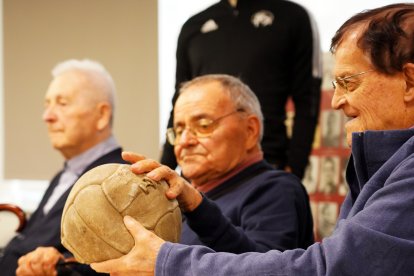 Taller de personas mayores para ejercitar los recuerdos a través del fútbol, en la residencia Domus de Arroyo de la Encomienda (Valladolid)