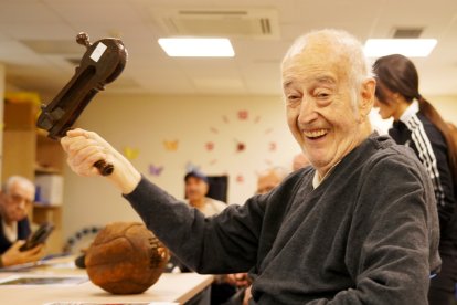 Taller de personas mayores para ejercitar los recuerdos a través del fútbol, en la residencia Domus de Arroyo de la Encomienda (Valladolid)
