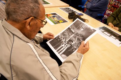 Taller de personas mayores para ejercitar los recuerdos a través del fútbol, en la residencia Domus de Arroyo de la Encomienda (Valladolid)