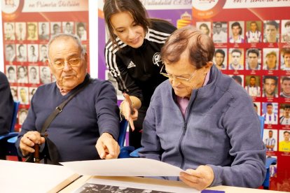 Taller de personas mayores para ejercitar los recuerdos a través del fútbol, en la residencia Domus de Arroyo de la Encomienda (Valladolid)