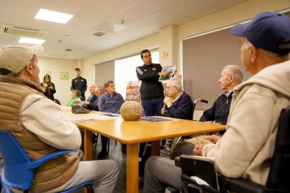Taller de personas mayores para ejercitar los recuerdos a través del fútbol, en la residencia Domus de Arroyo de la Encomienda (Valladolid)