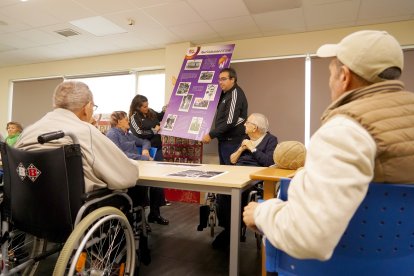 Taller de personas mayores para ejercitar los recuerdos a través del fútbol, en la residencia Domus de Arroyo de la Encomienda (Valladolid)