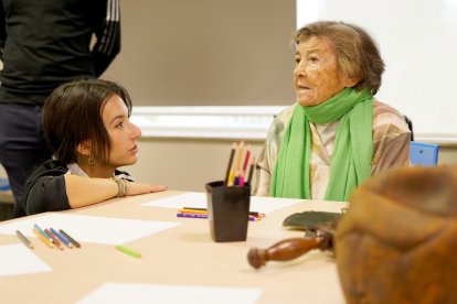 Taller de personas mayores para ejercitar los recuerdos a través del fútbol, en la residencia Domus de Arroyo de la Encomienda (Valladolid)